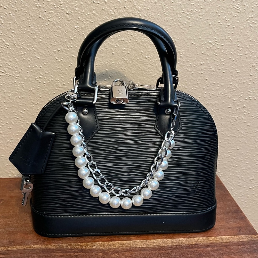 Louis Vuitton Alma BB Black Epi Leather Item M40862